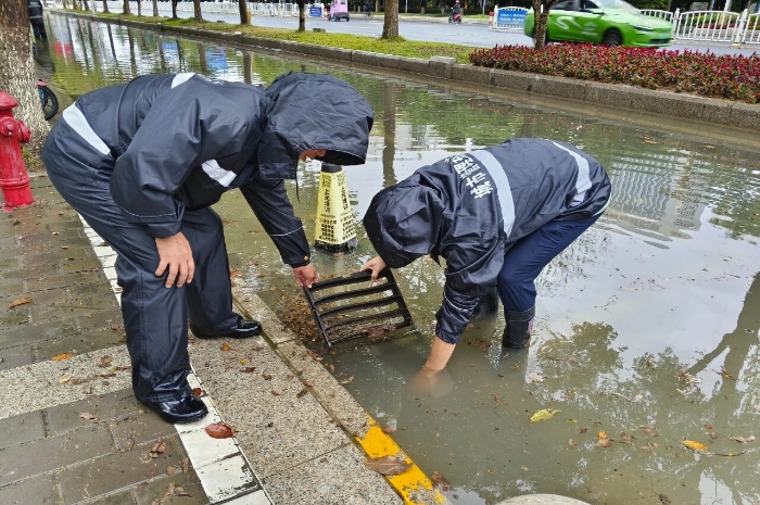 闻“汛”而动 向“险”而行——市城管局全力应对强降雨保障城市安全