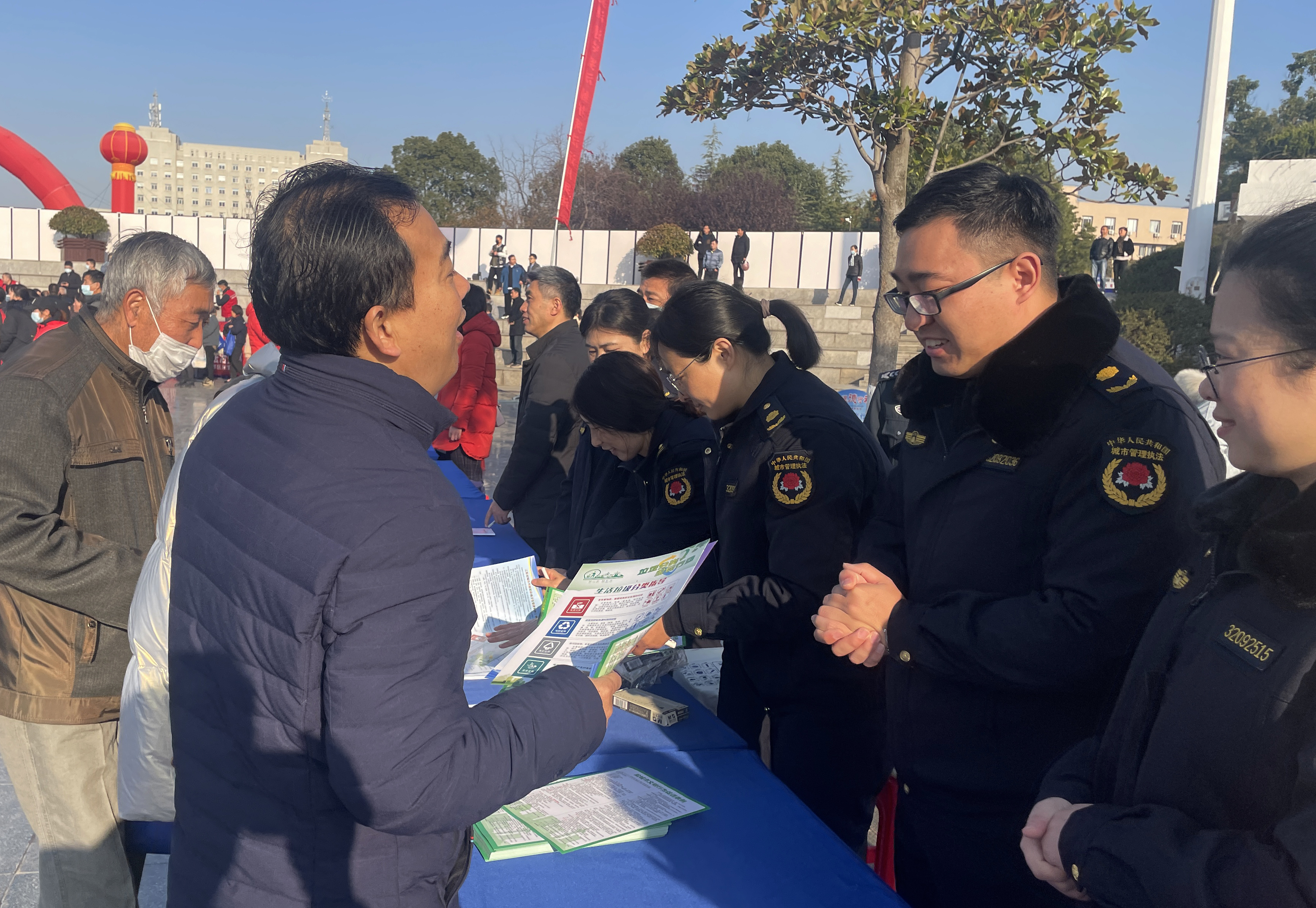 市城管局开展124国家宪法日普法集中宣传活动