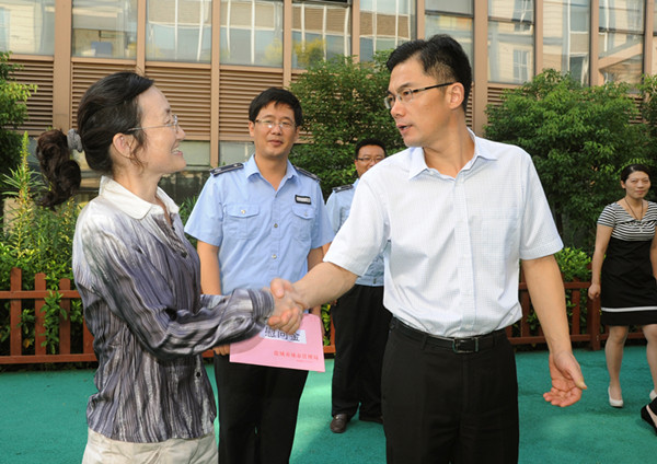 局党员干部赴儿童福利院看望孤残儿童