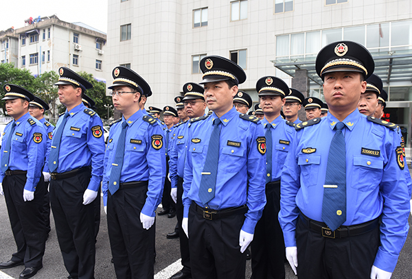 市区城管全员换着新制服